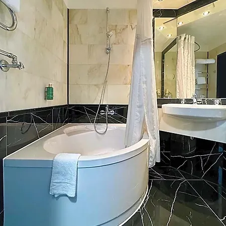 Otel Lindgart 4*